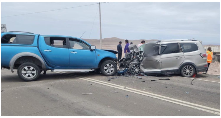 Colisión entre dos autos en Sierra Gorda