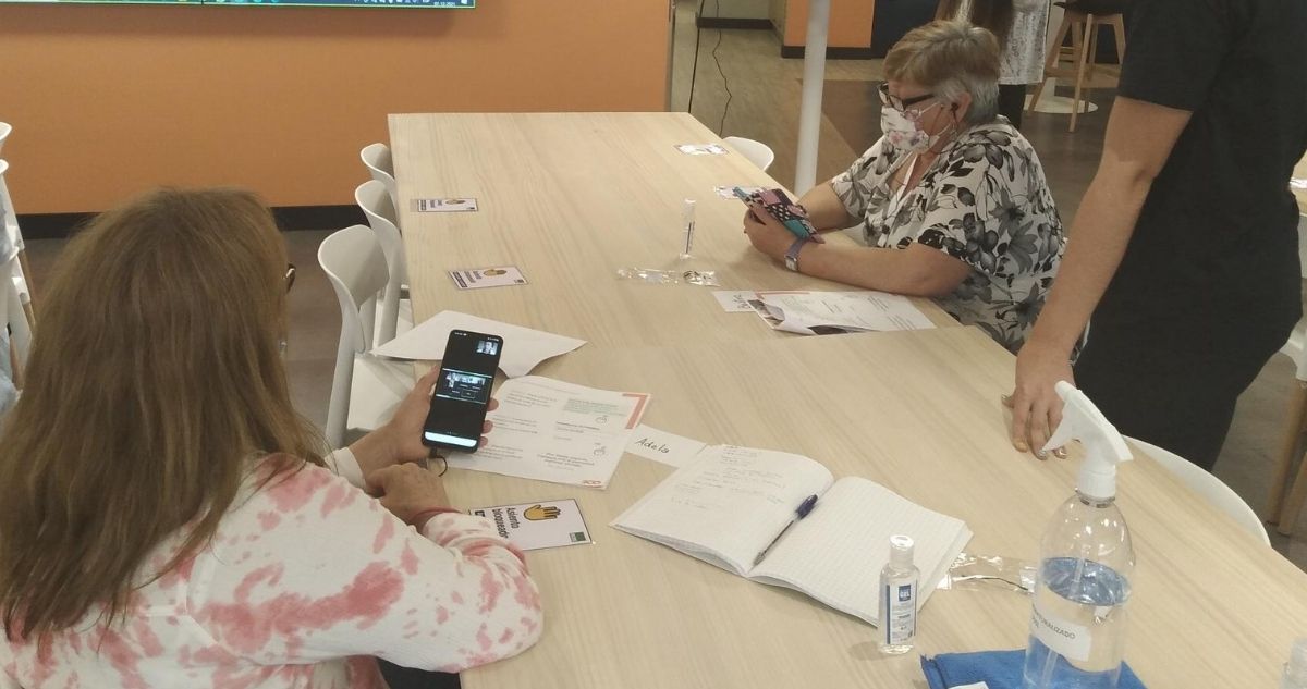 adultos mayores acceso a internet en RM