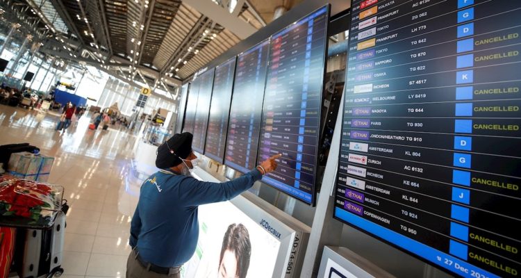 Pantalla con los vuelos cancelados en un aeropuerto.
