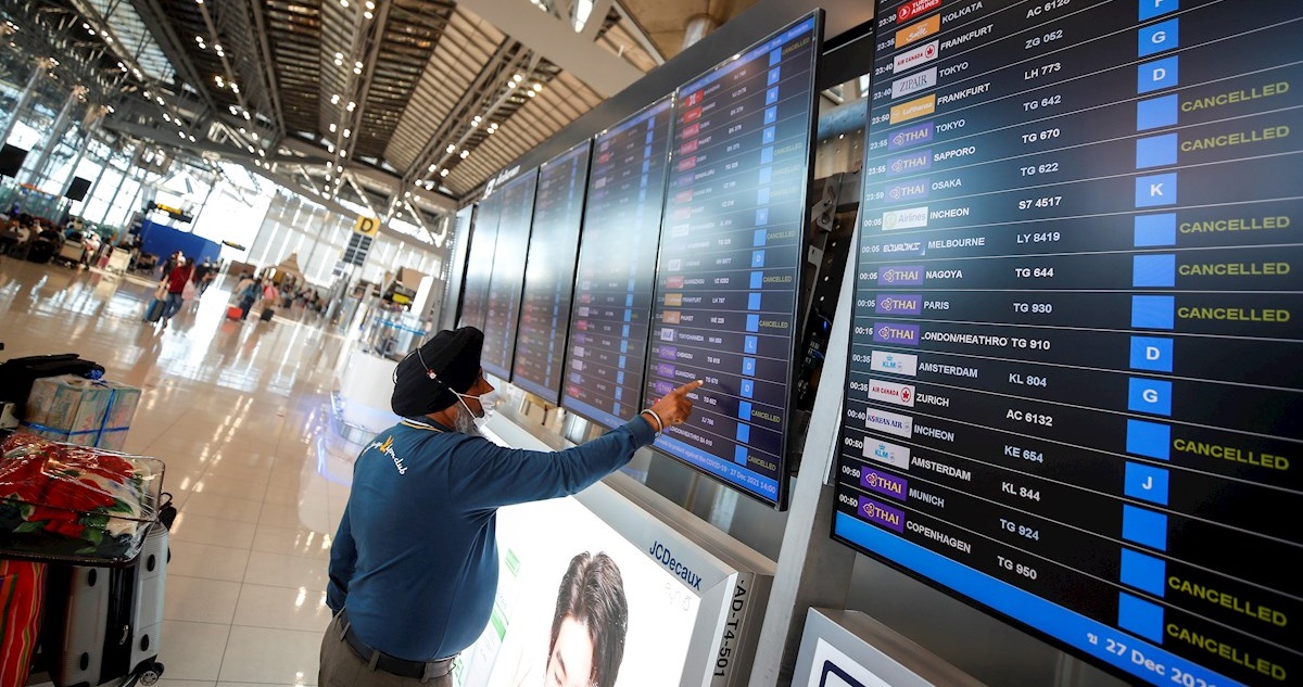 Pantalla con los vuelos cancelados en un aeropuerto.