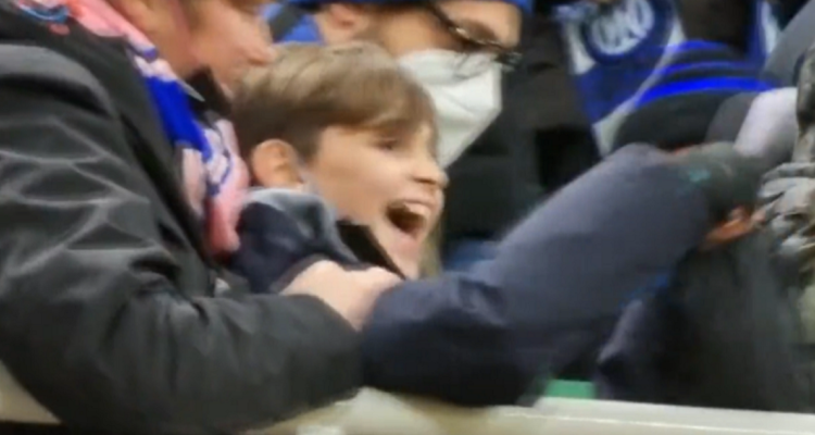 Alexis Sánchez hizo feliz a niño con especial regalo