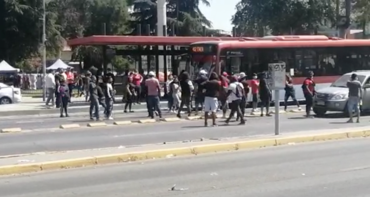 Ambulantes cortan el tránsito de la Alameda tras desalojo en el exterior de la Estación Central