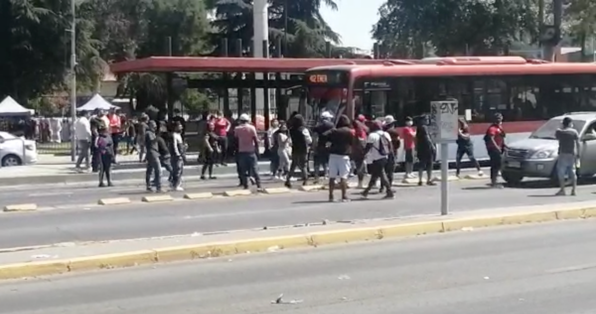 Ambulantes cortan el tránsito de la Alameda tras desalojo en el exterior de la Estación Central