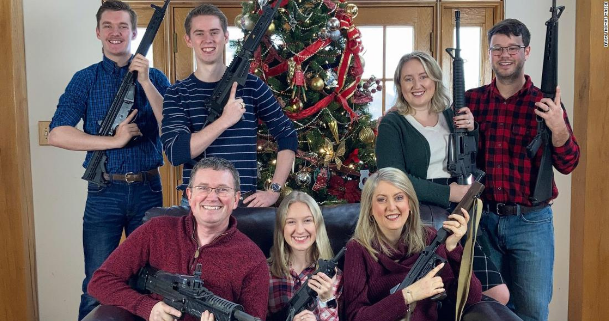 Mensaje de Navidad con armas de fuego