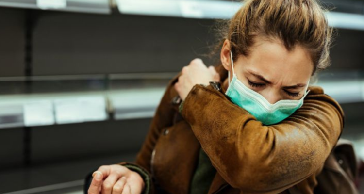 Síntomas de COVID cambiarían según variante