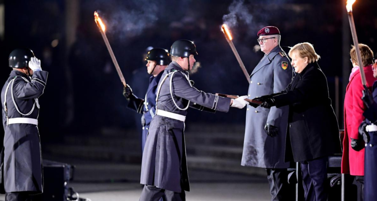 Angela Merkel siendo honrada por el Ejército alemán.