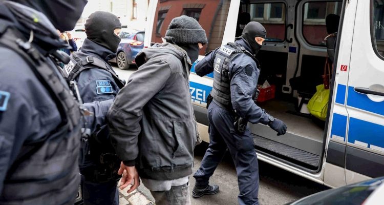 Policías arrestando a un negacionista de la pandemia.