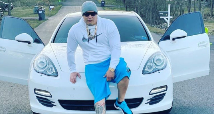 El cantante puertorriqueño Cano el Bárbaro luciendo un automóvil.