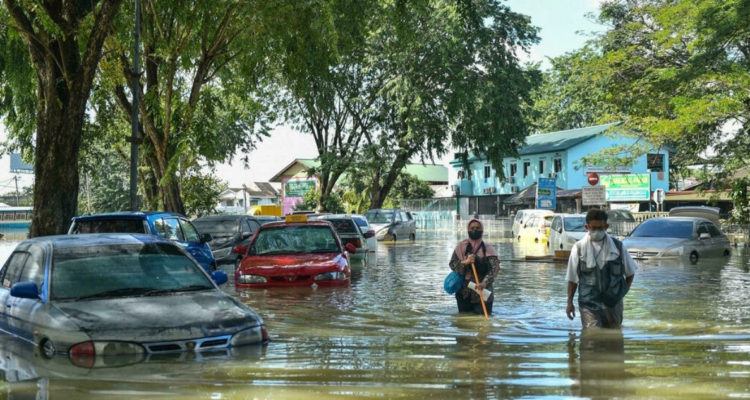 Aumenta a 27 el número de víctimas por inundaciones en Malasia reportan personas desaparecidas