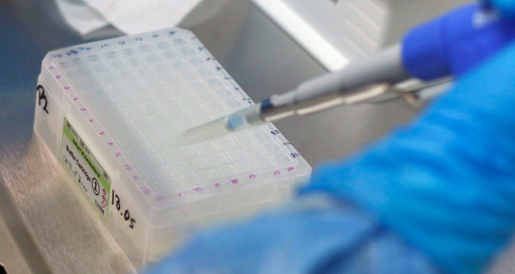 Expertos advierten por variante Ómicron y pronostican aumento de casos en enero