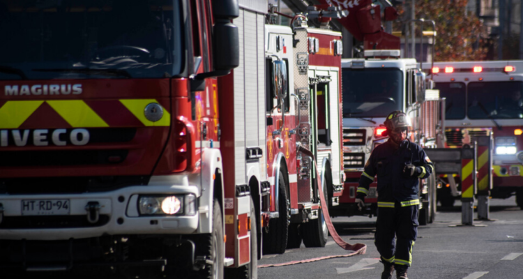 Autorizan paso de carros de Bomberos sobre puente Cau Cau en Valdivia