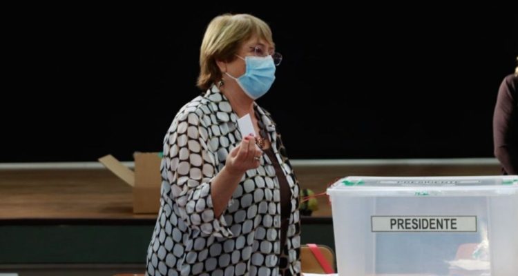 Bachelet vota y responde por intervencionsimo