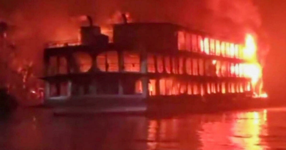 Una imagen tomada de un vídeo de AFPTV muestra el ferri envuelto en llamas.