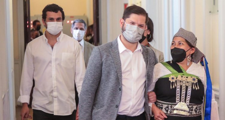 Foto de Jaime Bassa, Gabriel Boric y Elisa Loncon