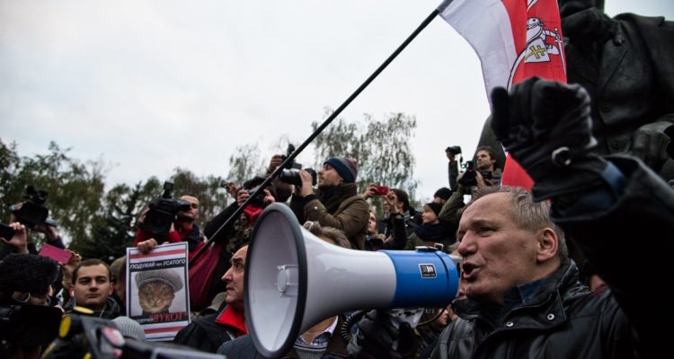 Statkevich encabezando una protesta en Bielorrusia.