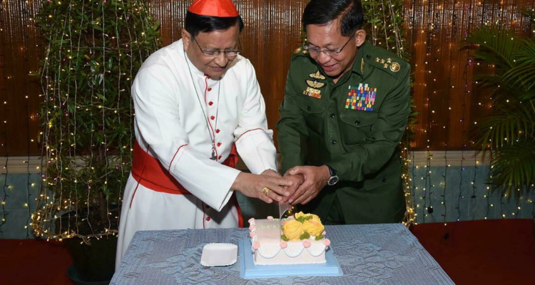 El cardenal Charles Bo, máxima autoridad católica en Birmania, comparte una torta con el jefe de la junta militar, el general Min Aung Hlaing.