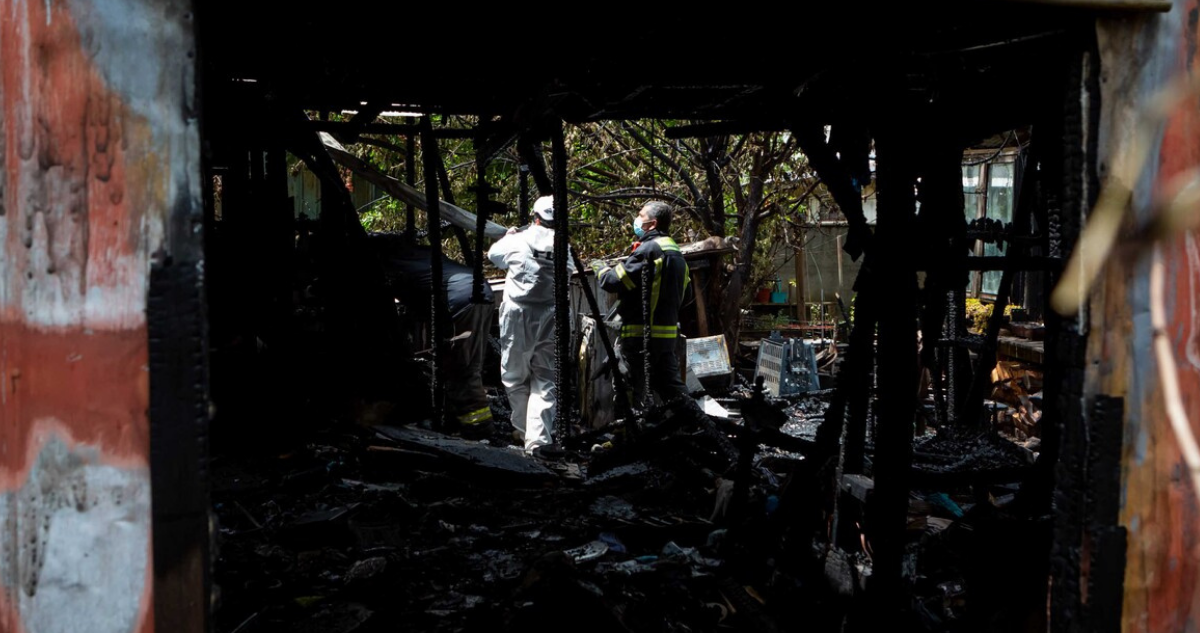 bombero-en-vivienda-siniestrada.png