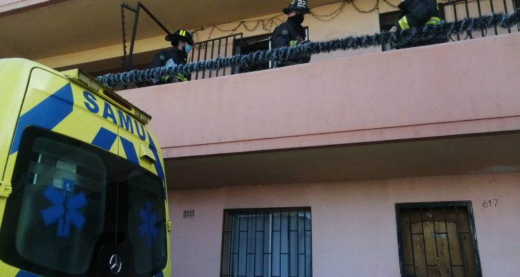 Personal de emergencia trabajando tras explosión en departamento de Independencia.