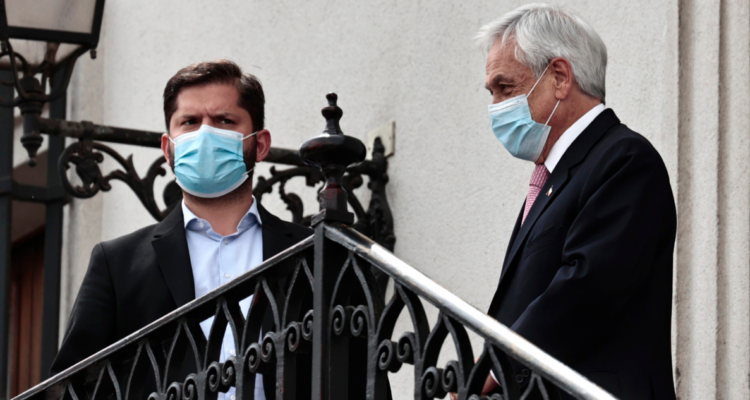 Gabriel Boric saliendo de su reunión con el presidente Piñera