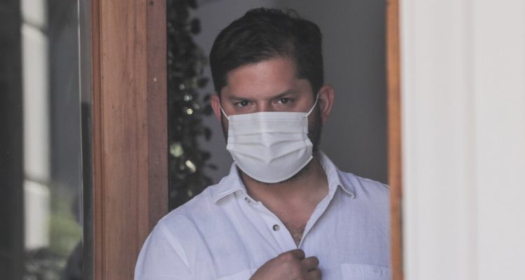 El Presidente Electo, Gabriel Boric, se retira de Condell con Obispo Salas, en la comuna de Providencia, donde se encuentra su comando.