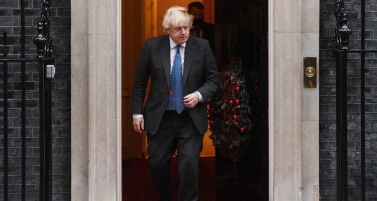 Foto de Boris Johnson bebiendo en grupo durante la pandemia golpea su imagen