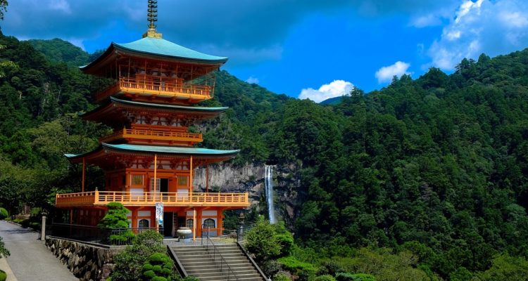Templo rodeado de bosques en Japón