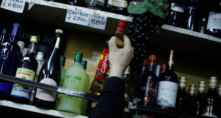 Gremio de las botillerías reitera estar viviendo “desabastecimiento” y apuntan a CCU y Coca Cola