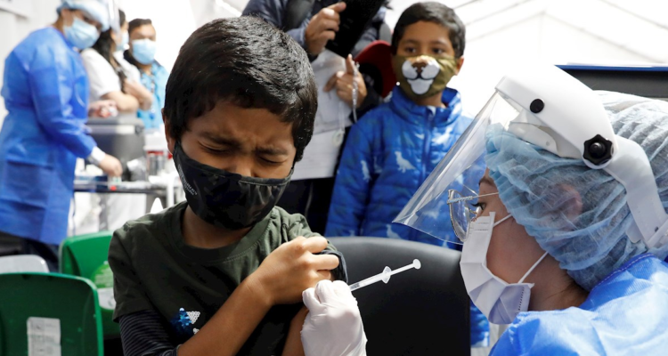 Imagen contextual de niño siendo vacunado contra el covid-19