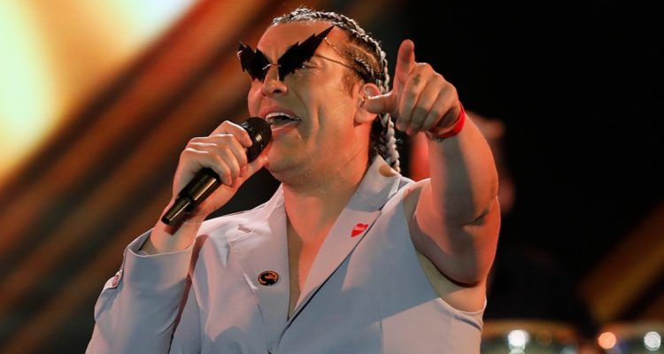 ¡Brígido! Leo Rey la rompió en redes sociales con su look en la Teletón