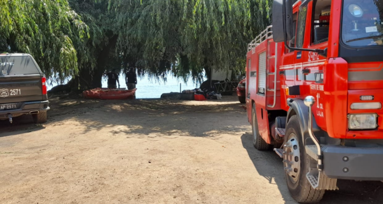 Carro bomba al lado de río