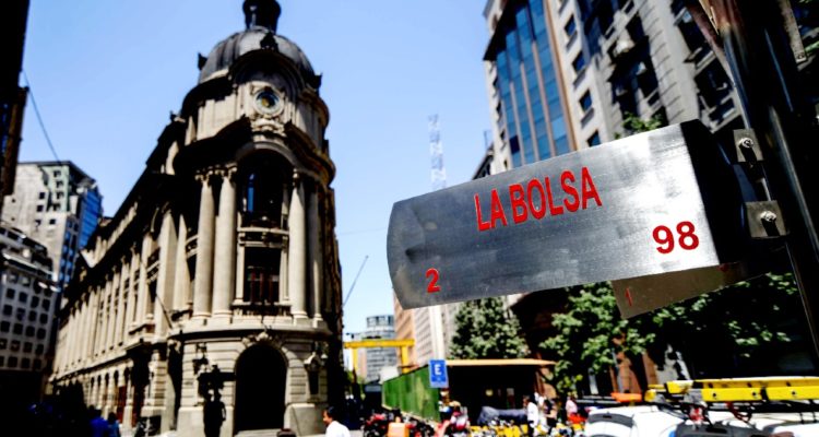 En rojo: Bolsa de Santiago cae en previa a 2da vuelta y se proyecta que el dólar busque los $860