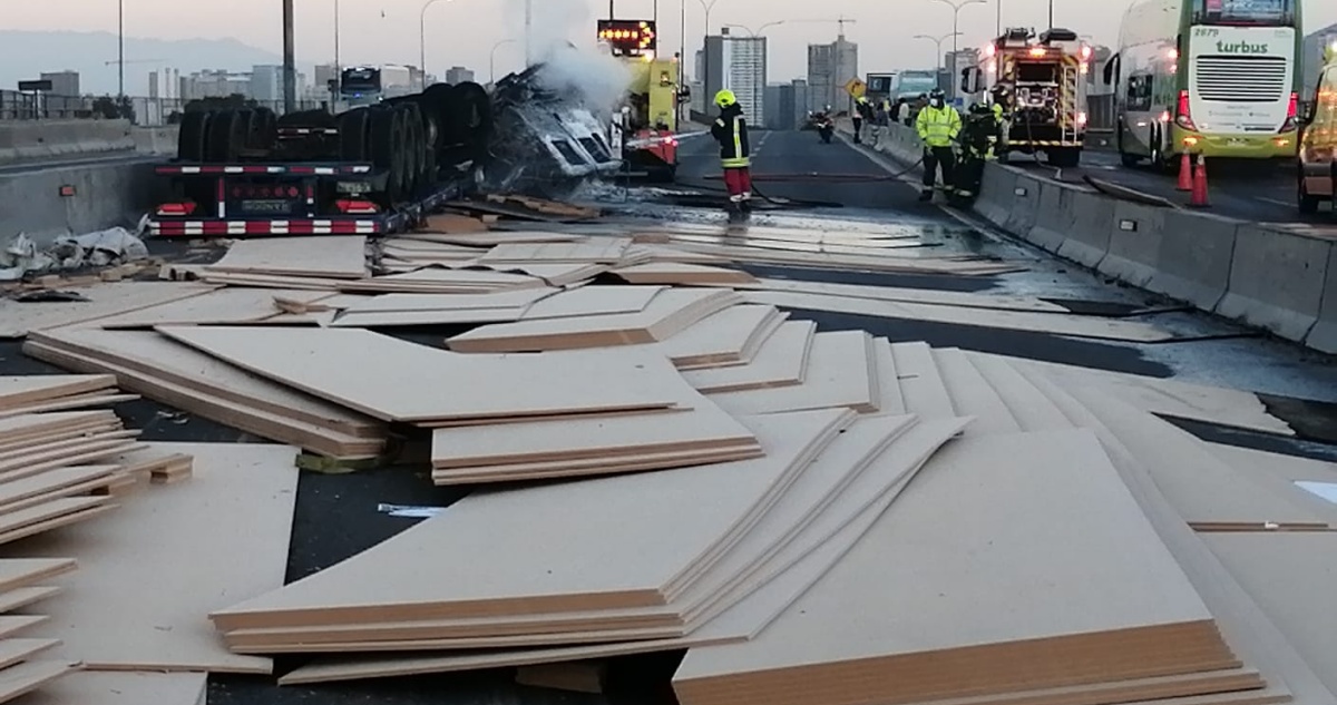 Camión con maderas se quemó tras volcar en la Autopista Central