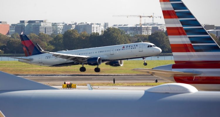 Nuevamente cancelan cientos de vuelos en EE.UU. ante avance de la variante ómicron