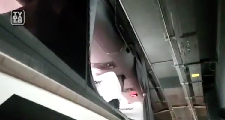 Mineiro muestra cómo quedó su bus tras ser apedreado