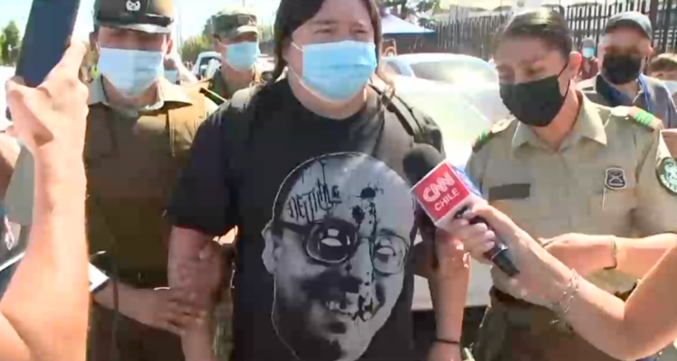 Carabineros detiene a votante que llegó a Estadio Monumental con polera de Jaime Guzmán baleado