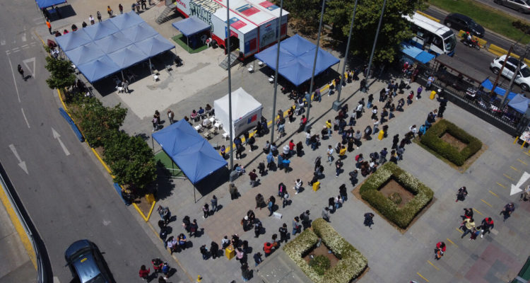 Foto de fila en centro de vacunas contra la covid-19