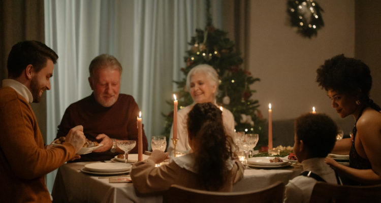 Una familia durante la cena navideña. Tras estos eventos se suele sufrir resaca de comida.