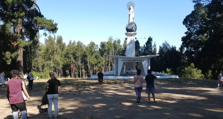 Fieles visitan cerro de la Virgen en Concepción