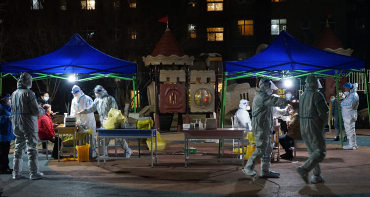 China sanciona a funcionarios por brote de covid-19 en ciudad bajo cuarentena