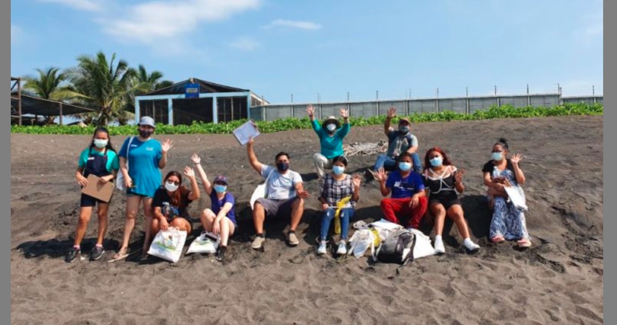 Voluntarios realizan muestreo de basura en playas de Juanchaco, Colombia. Invemar
