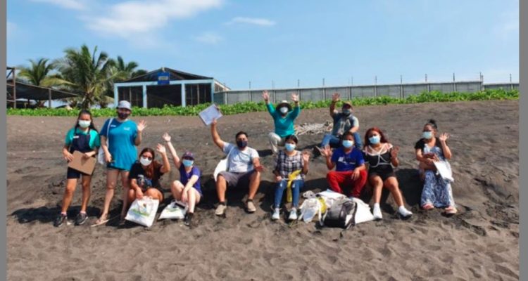 Actividad de Científicos de la Basura en playa Chinchorro