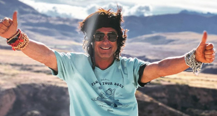 El conductor Claudio Iturra posando en unas montañas de Perú.