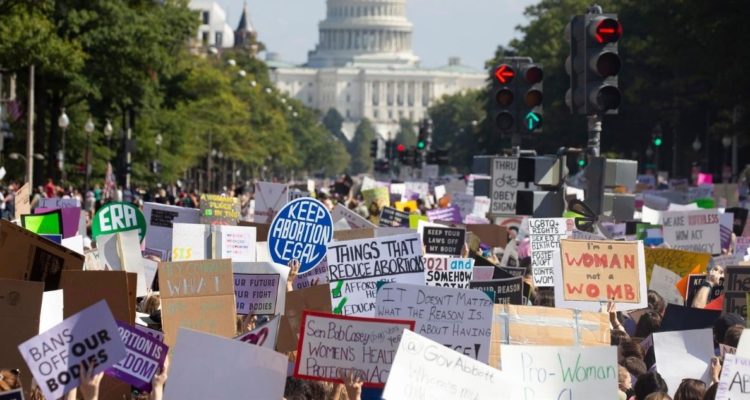 Corte suprema permite a clínicas desafiar ley de aborto