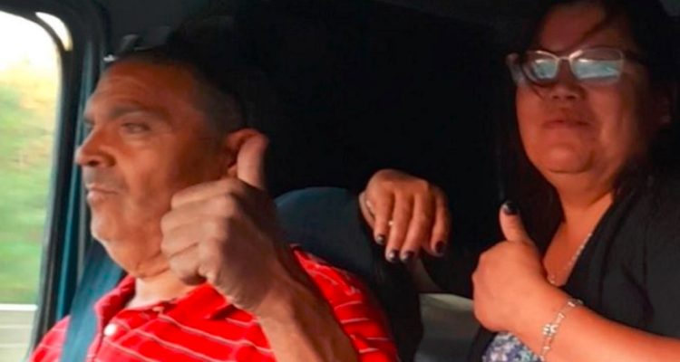 Juan Barrios junto a su pareja