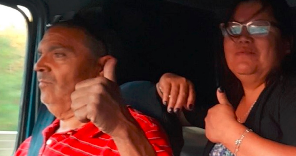 Juan Barrios junto a su pareja