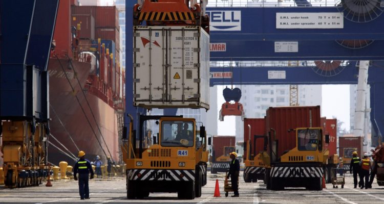 Contenedores en un puerto.