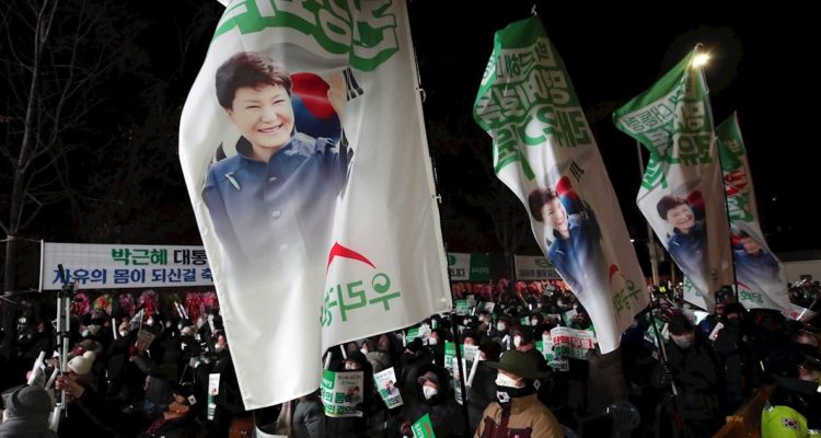 Manifestantes en favor de la expresidenta Park.