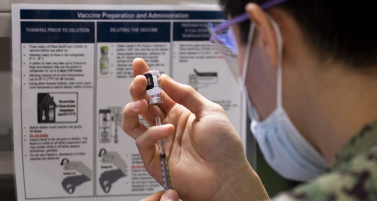 Un militar preparando una vacuna contra el covid-19.