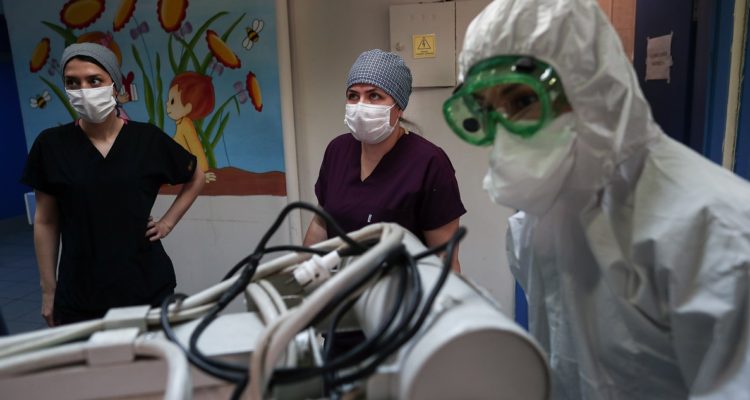 Médicos en un hospital de niños, con protocolos frente al covid-19.