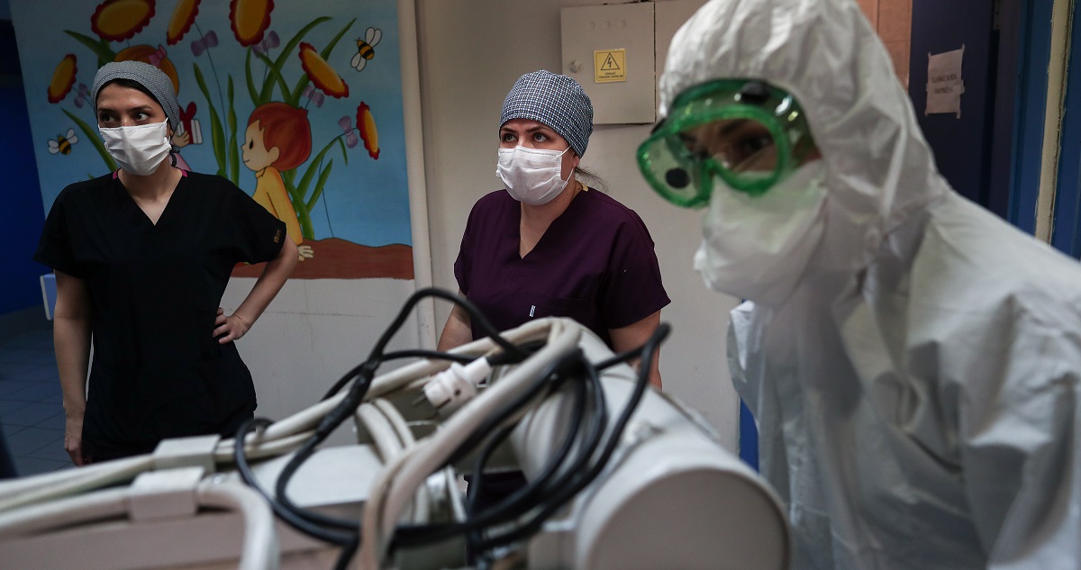 Médicos en un hospital de niños, con protocolos frente al covid-19.